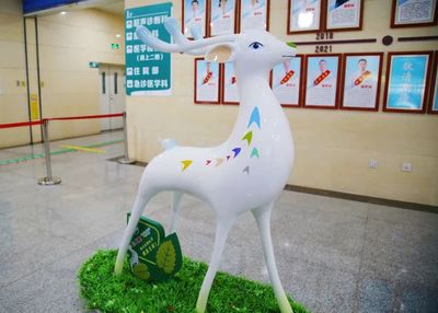 內蒙古包鋼醫院舉行航天醫科吉祥物九色鹿“呦呦”雕塑揭幕儀式，呦呦鹿科技助力健康中國